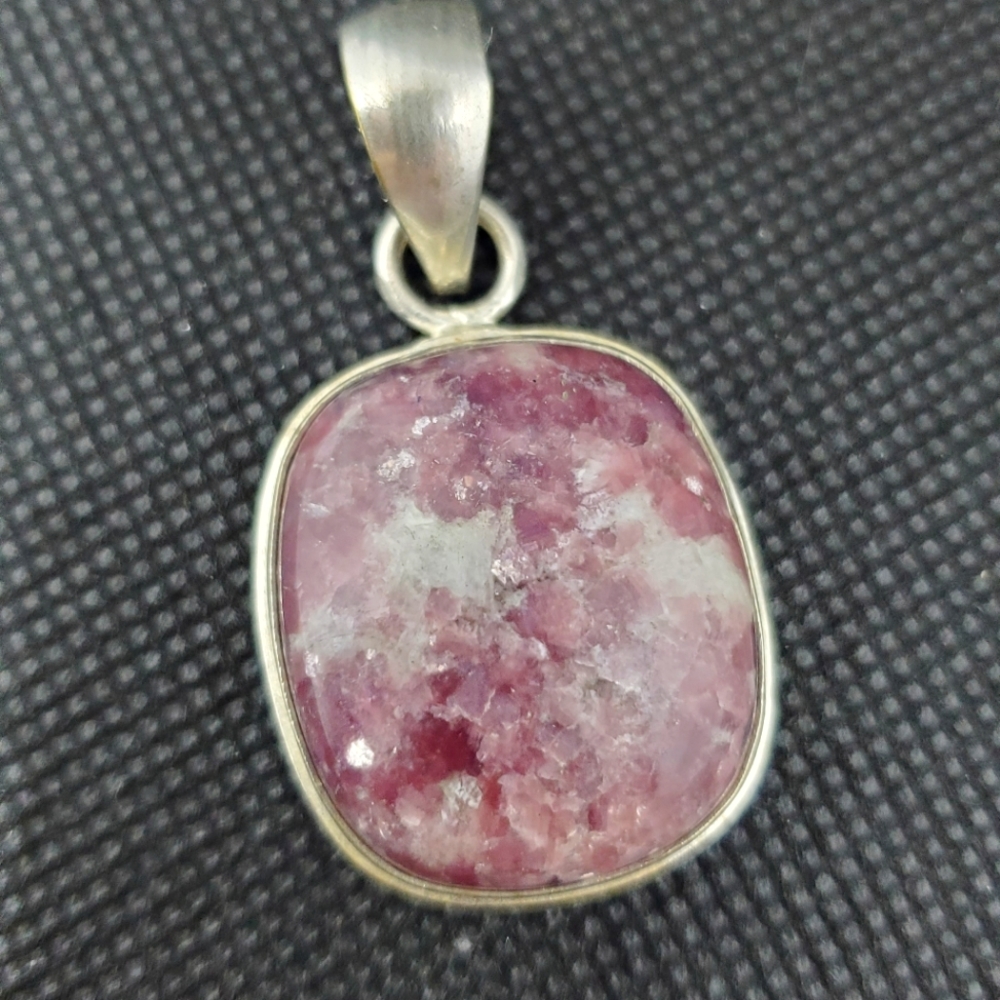 Silver pendant pink/purple quartz stone